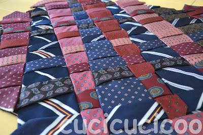 cuscini recuperati di $1000 - $1000 upcycled tie pillow