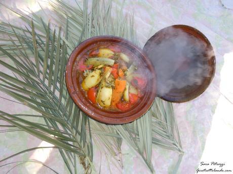 Tajine appena fatto! Bisbmillah! (deserto Erg Chebbi, Marocco 2012) Comunicare…