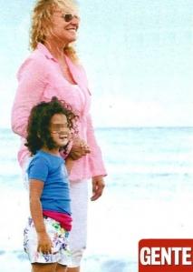 Antonella Clerici e la sua bambina Maelle al mare insieme.