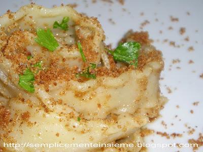 Pasta con acciughe e molliche tostate