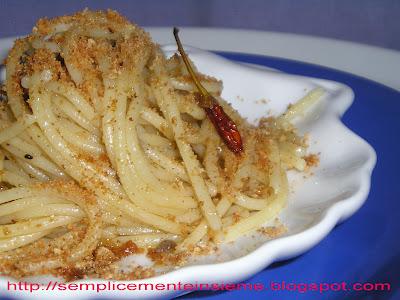 Pasta con acciughe e molliche tostate