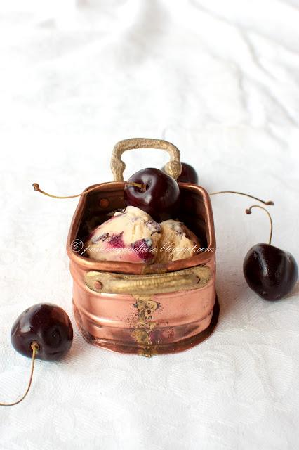 Gelato fatto in casa con ricotta, cioccolato e ciliegie (Home made ice cream with ricotta, chocolate and cherries)