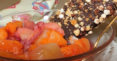 Frutta al cartoccio con gelato