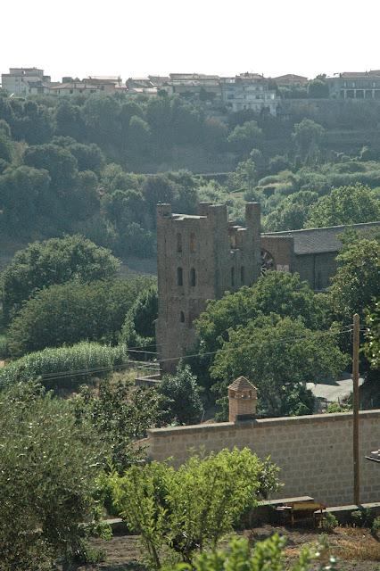 Ricotta profumata al forno e quattro passi per Tuscania