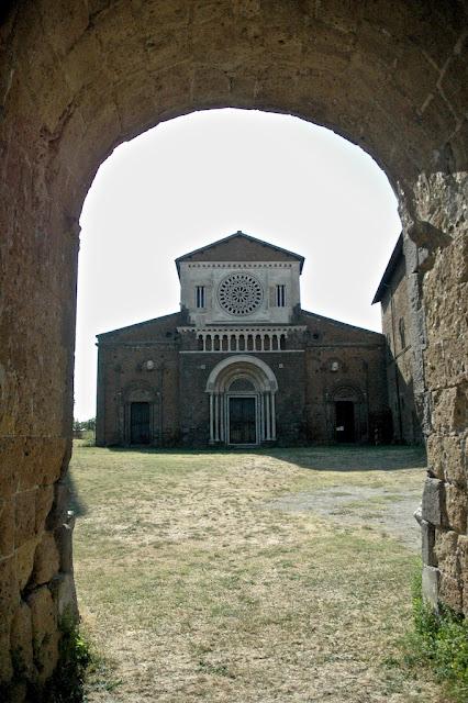 Ricotta profumata al forno e quattro passi per Tuscania