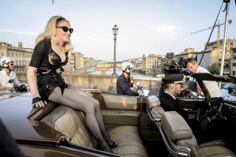 Madonna indossa gli occhiali da sole Gatta  by Moschino