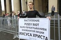 Russia: si cuce la bocca contro la detenzione delle Pussy Riot