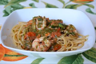 Spaghetti con gamberoni, ricci e tenerumi