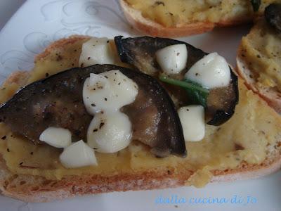 Bruschette con melanzane e purè di fave