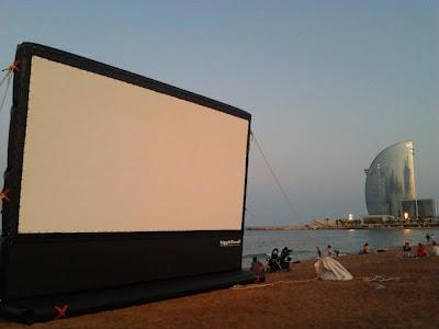 E ci arrivava l'eco di un cinema all'aperto.