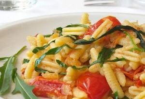 Cavatelli con pomodori e rucola