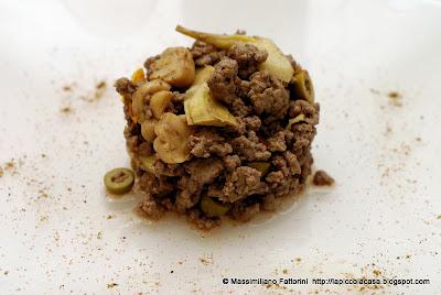 Le spezie: carne macinata con garam masala, pomodorini, carciofini e funghi sottolio