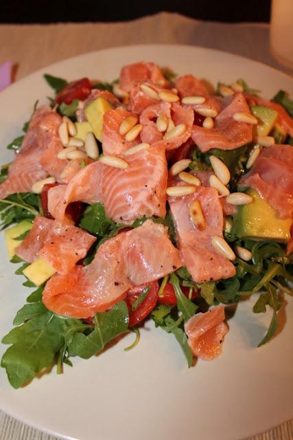 Straccetti di trota con insalatina di rucola, pomodorini e avocado