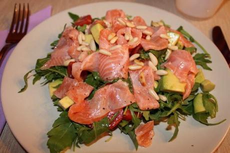 Straccetti di trota con insalatina di rucola, pomodorini e avocado