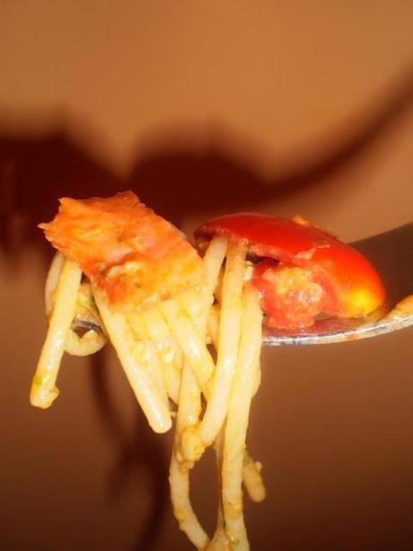 Spaghetti con salmone affumicato, pomodorini e pesto