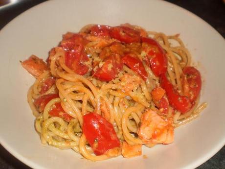 Spaghetti con salmone affumicato, pomodorini e pesto
