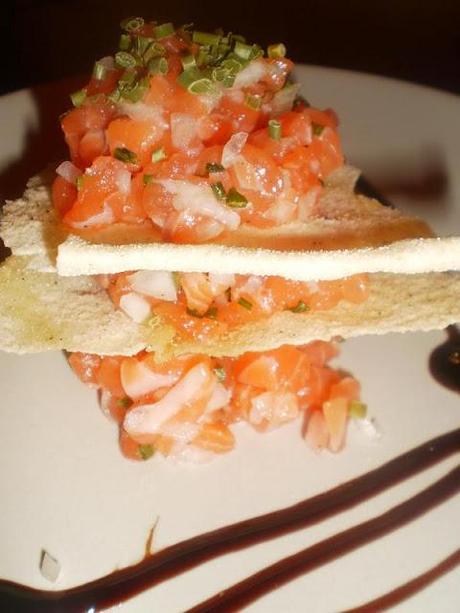 Millefoglie di tartare di salmone e pane carasau