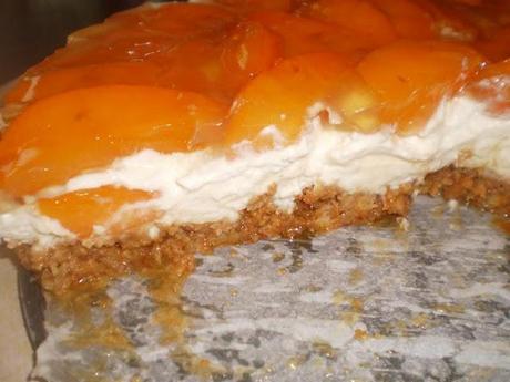 Torta allo yogurt con albicocche