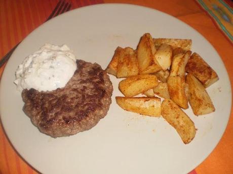 Hamburger alla greca con patate alla paprika