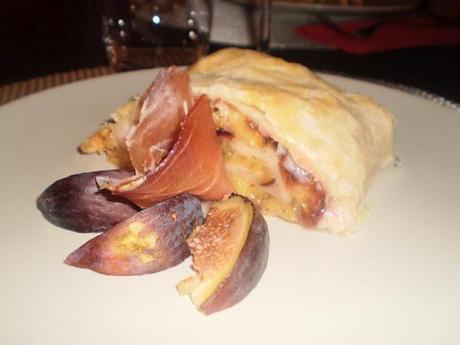 Strudel salato con speck, scamorza e fichi