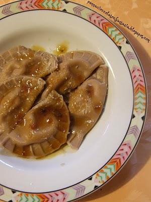 Tortelli di farina di castagne con mostarda di mele e salsa al miele