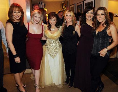 Reba McEntire, Kellie Pickler, Loretta Lynn, Lee Ann Womack, MArtina McBride e Gretchen Wilson (Foto: Frederick Breedon - Getty Images)