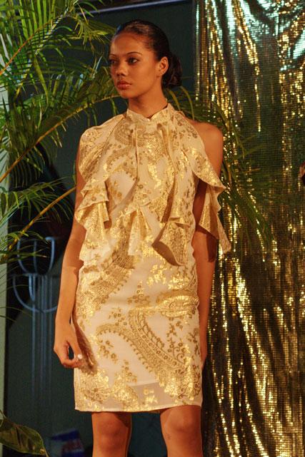 Una modella sulla passerella del lancio della settimana della moda di Fiji