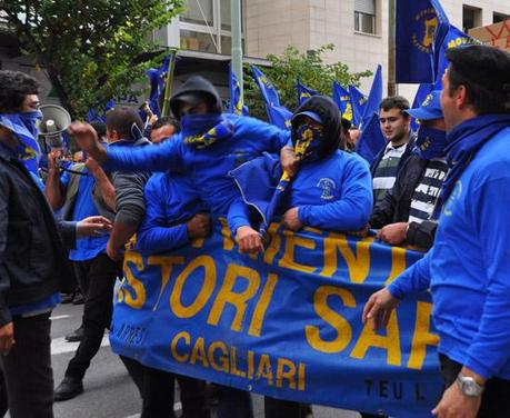 FOTO DEL GIORNO 19 OTTOBRE 2010 : PASTORI SARDI IN PIAZZA A CAGLIARI. SCONTRI E FERITI