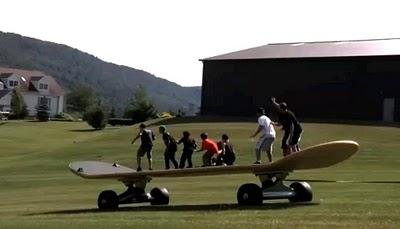 Un mega skateboard mondiale