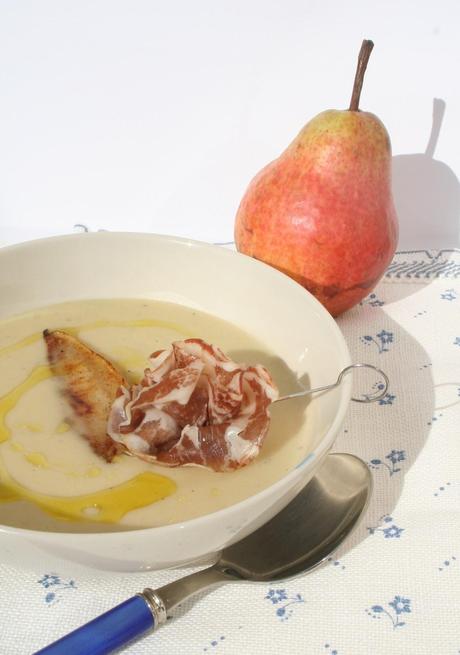 Zuppa di porro e patate con pera caramellata e rosa di coppa