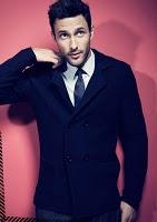 Noah Mills posa per la Guida di Stile di Bloomingdale