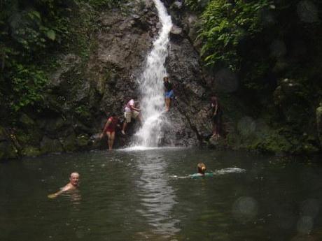 Nuotando sotto una cascata