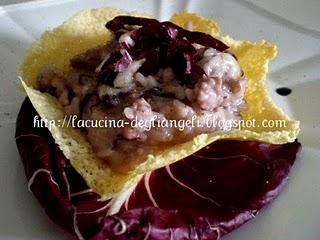 Risotto al radicchio con salsiccia e gorgonzola su cialda di grana