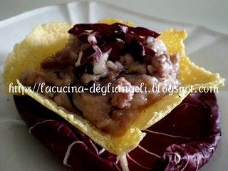 Risotto al radicchio con salsiccia e gorgonzola su cialda di grana