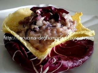 Risotto al radicchio con salsiccia e gorgonzola su cialda di grana