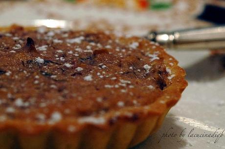 Crostata con radicchio precoce, mandorle e marmellata di fichi