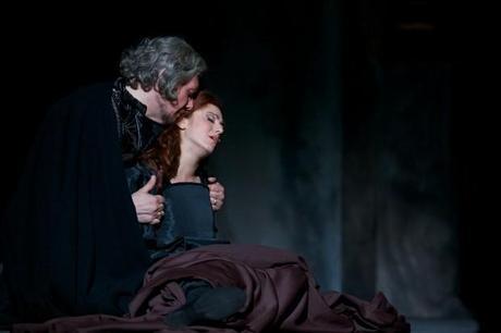 Rigoletto (Marzio Giossi) e Gilda (Sonia Ciani) (1) una immagine di Rigoletto Marzio Giossi e Gilda Sonia Ciani 1 620x413 su Giuseppe Verdi e Rigoletto: Tornando a Casa