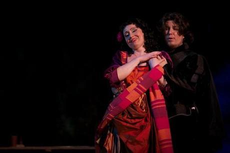 Maddalena (Chiara Chialli) e il Duca di Mantova (Deniz Leone) una immagine di Maddalena Chiara Chialli e il Duca di Mantova Deniz Leone 620x413 su Giuseppe Verdi e Rigoletto: Tornando a Casa