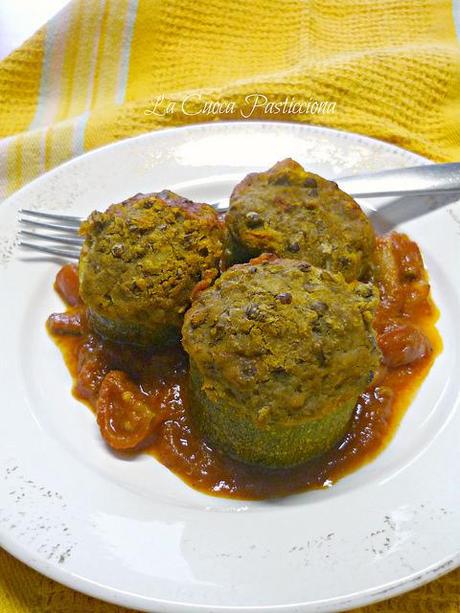 Zucchina ripiena di simil polpettone di lenticchie su salsa di pomodoro fresco