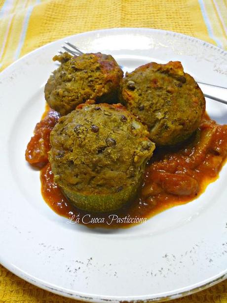 Zucchina ripiena di simil polpettone di lenticchie su salsa di pomodoro fresco