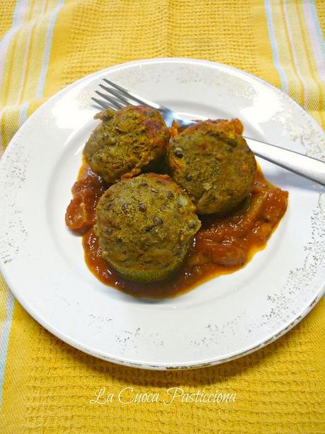 Zucchina ripiena di simil polpettone di lenticchie su salsa di pomodoro fresco