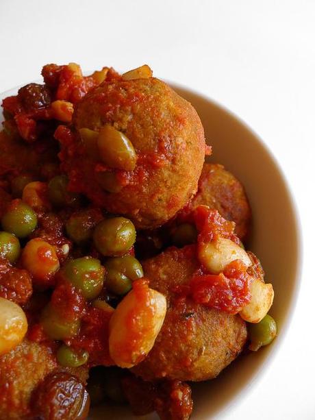 Le ricette di Alice, Polpette con salsa al pomodoro, piselli, mandorle e uvetta