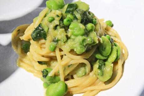 Spaghetto con crema di zucchine, fave e piselli.