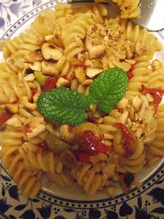 Pasta con olive, mandorle,menta e pomodorini