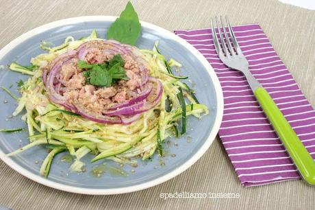 INSALATA: NIDO DI ZUCCHINE CON CUORE DI TONNO E CIPOLLA ROSSA, PROFUMATO AL LIME E BASILICO