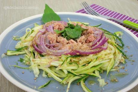 INSALATA: NIDO DI ZUCCHINE CON CUORE DI TONNO E CIPOLLA ROSSA, PROFUMATO AL LIME E BASILICO