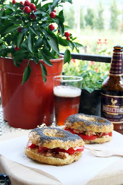 La merenda sul balcone: bagel estivi con tonno e pomodorini