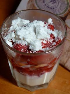 Coppa con Crema al Cioccolato Bianco, Fragole e Meringa