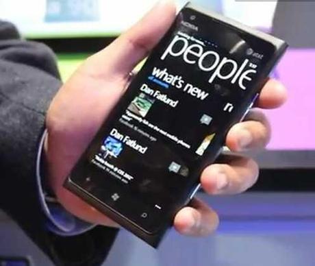 Perché il display del cellulare Nokia Lumia 900, 800, 710, 610 diventa nero durante una chiamata?