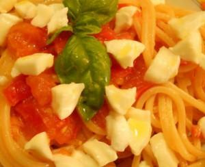 spaghetti con pomodorini e mozzarella